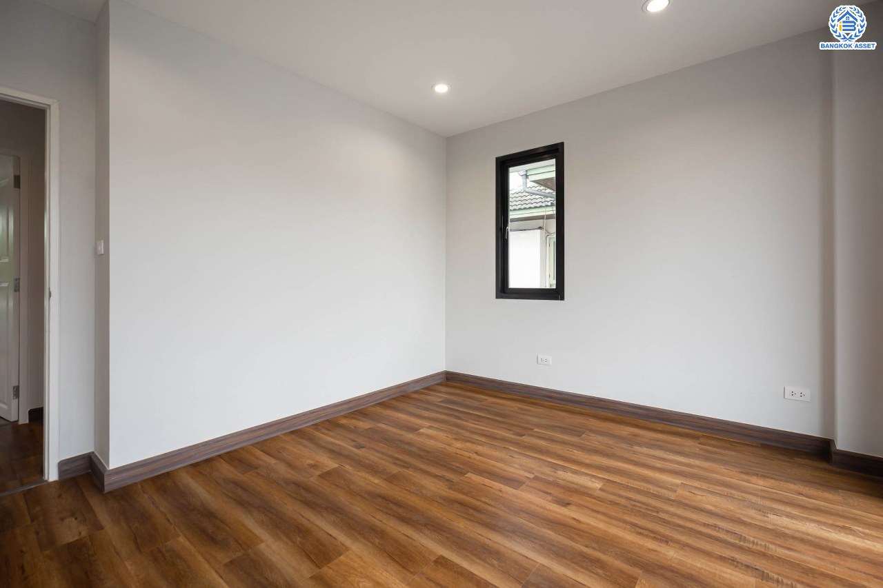 บ้านมือสองตกแต่งใหม่ ม.พิมาน ปิ่นเกล้า-กาญจนาภิเษก เนื้อที่ 64 ตร.ว. ฟังก์ชัน 3 ห้องนอน 4 ห้องน้ำ 1 ห้องแม่บ้าน จอดรถได้ 2 คัน บนทำเลเดินทางสะดวก ติดถนนกาญจนาภิเษก เชื่อมต่อหลายเส้นทาง ใกล้ทางด่วน "กาญจนาภิเษก" รถไฟฟ้า "สถานีหลักสอง" และเดอะมอลล์บางแค...